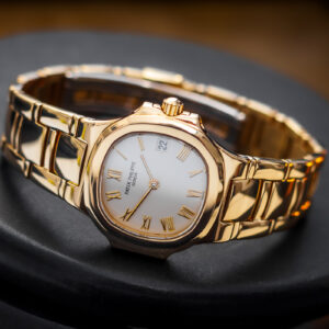 Patek Philippe Nautilus Lady 4700 Quartz Date 18k Gold 27mm X 29mm/Etui